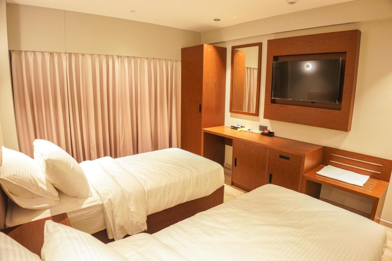 Ramee International Surat Hotel Exterior photo